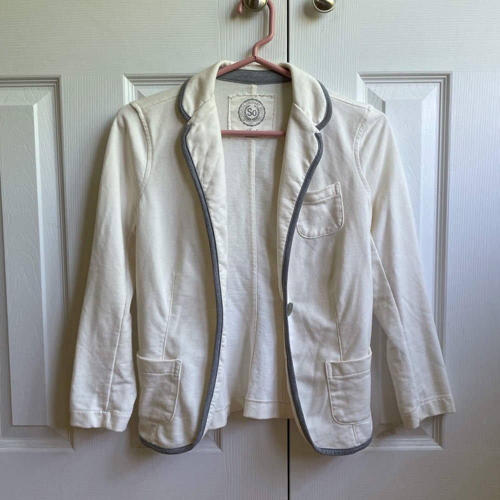 Flitted white blazer